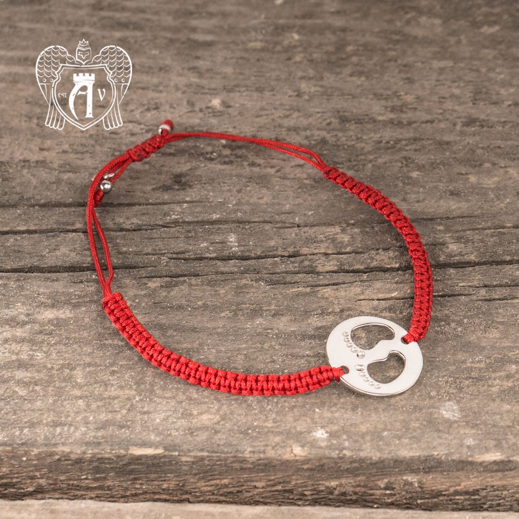 Браслет из серебра на красной нитке «Ножки»