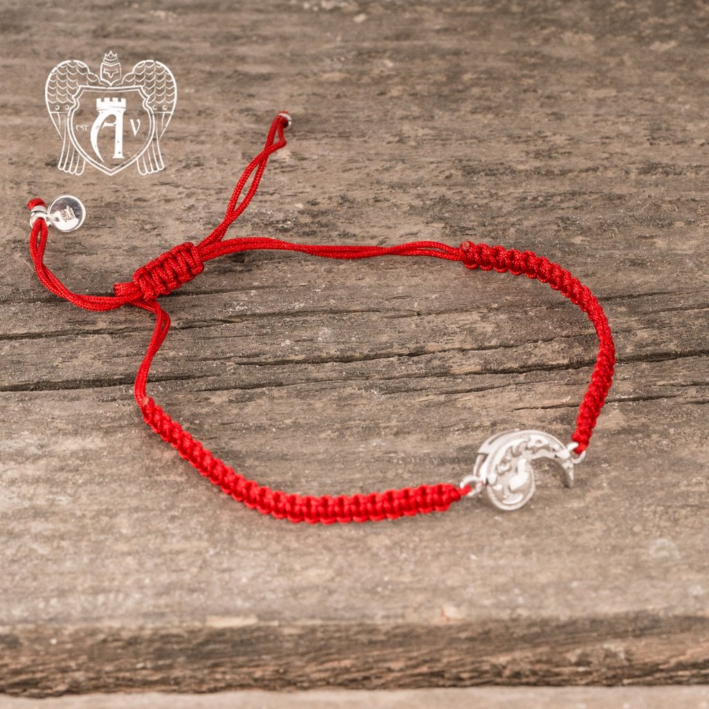 Серебряный браслет на красной нитке с оберегом счастья 21109