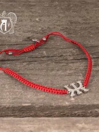Браслет из серебра на красной нитке буква «Ж»