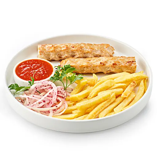 Люля куриные с картофелем фри и соусом