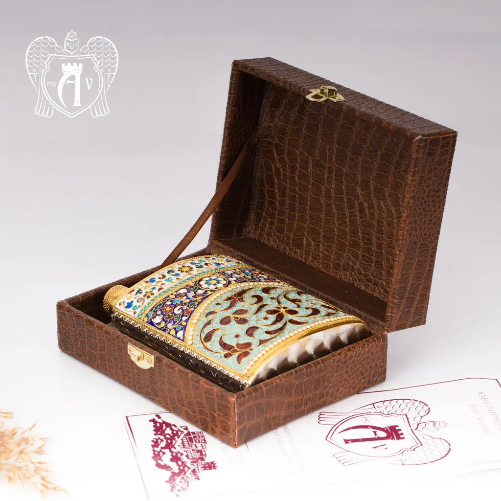 Серебряная фляжка  «Тор» с позолотой и эмалью - фото 2