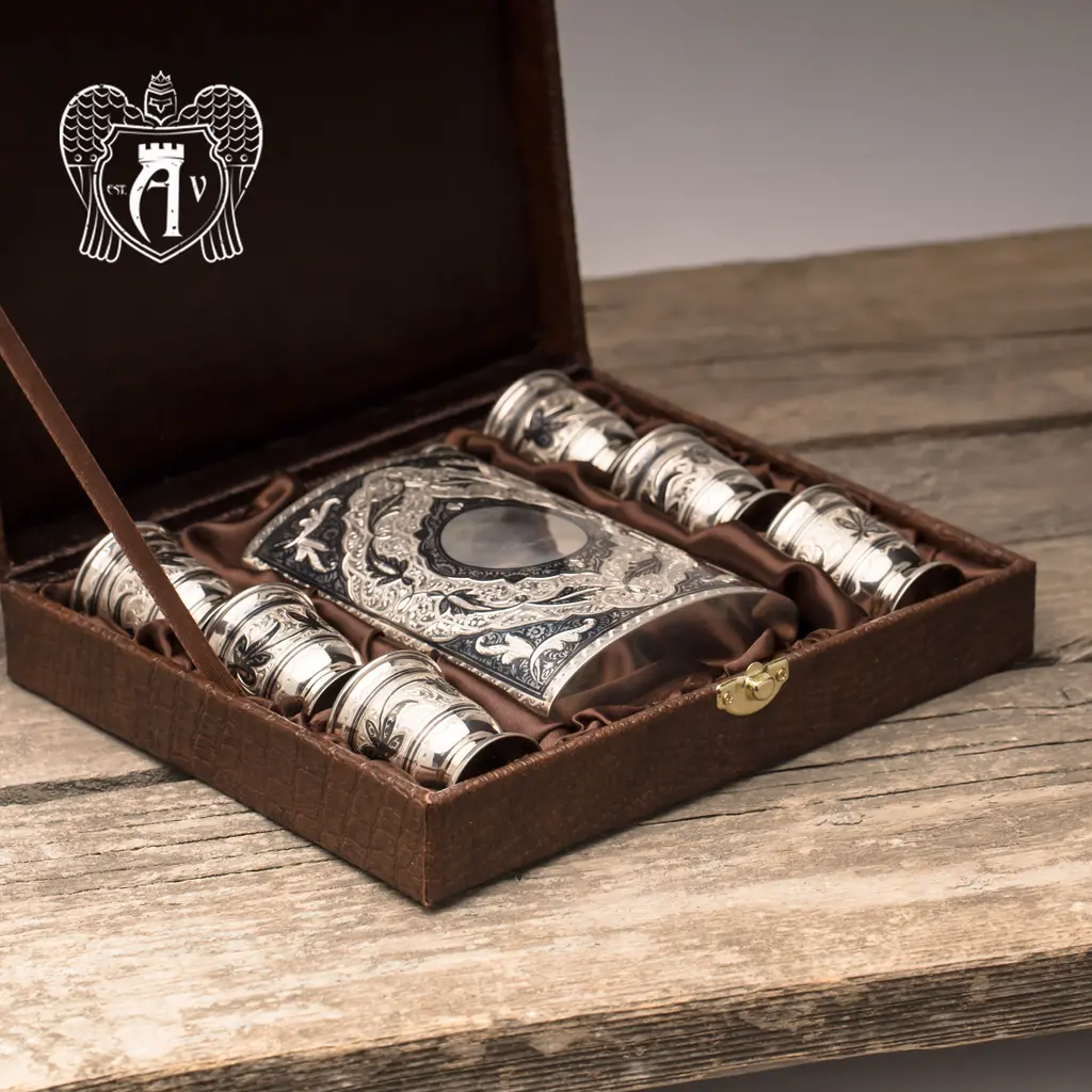 Серебряная фляжка и стопки «Шах» - фото 2