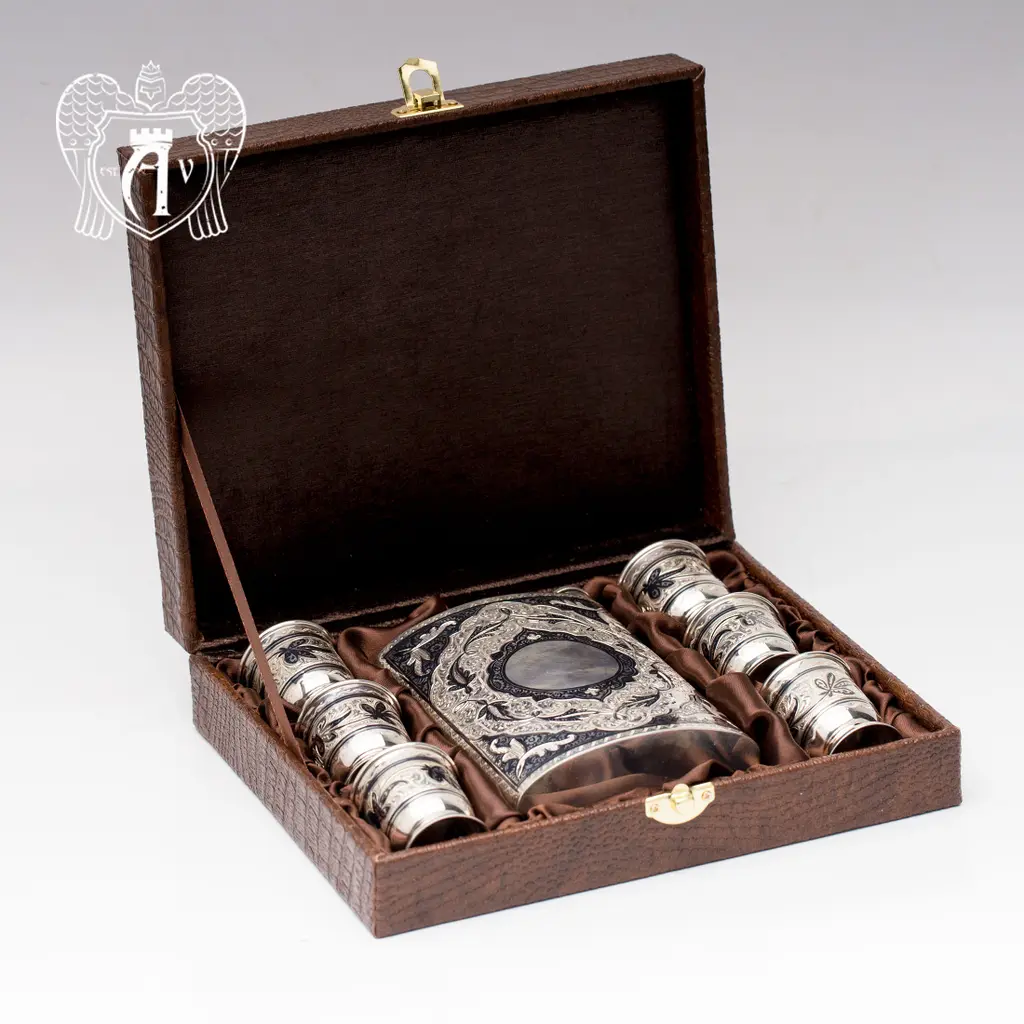 Серебряная фляжка и стопки «Шах» - фото 3