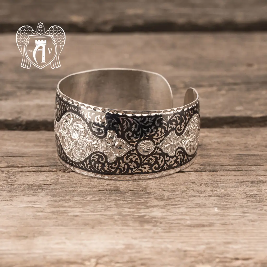 Браслет из серебра кубачинский «Модерн» с инкрустированными декоративными элементами 21100