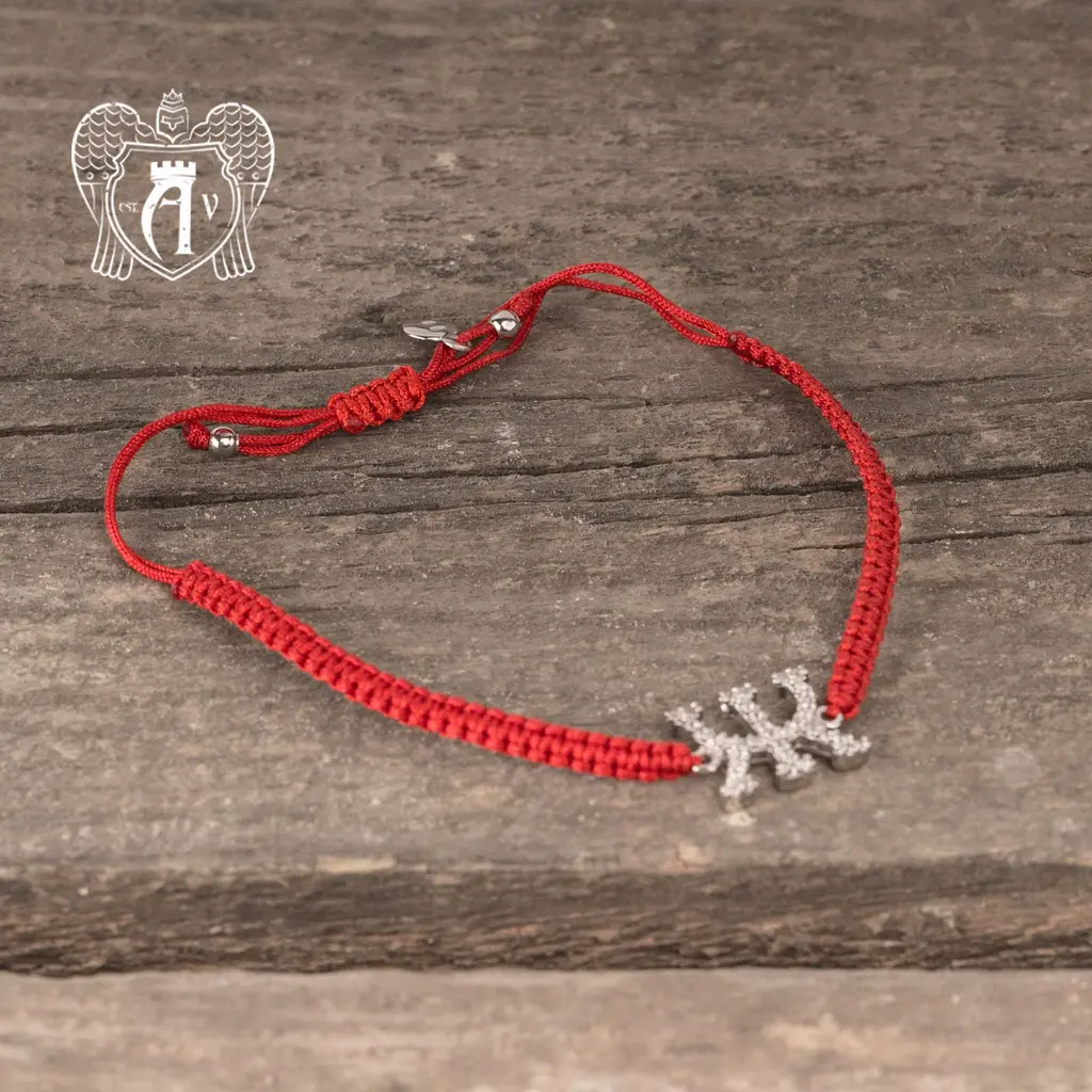 Браслет из серебра на красной нитке буква «Ж»