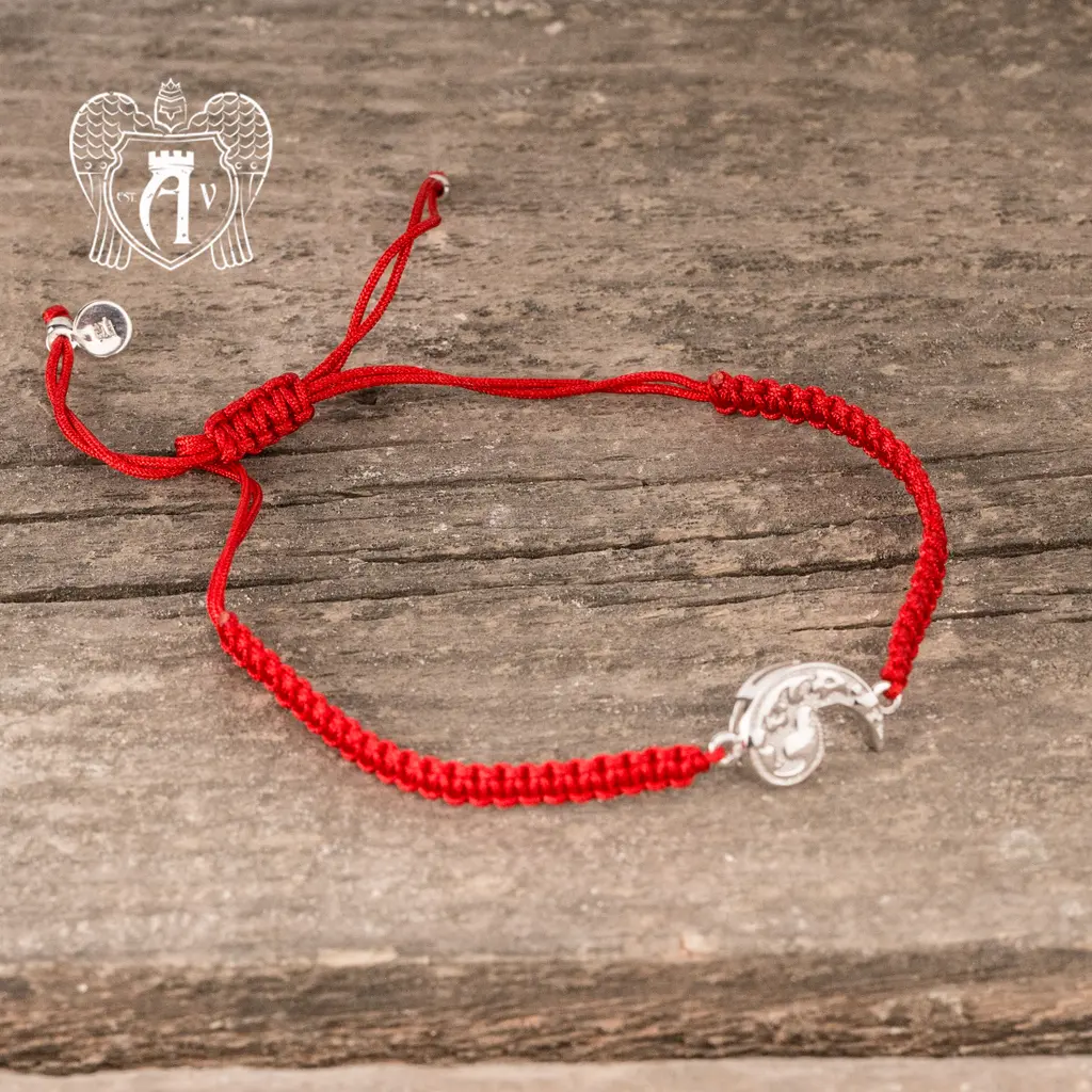 Серебряный браслет на красной нитке с оберегом счастья 21109